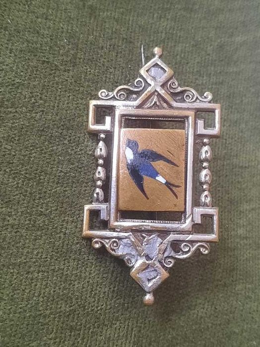 broșă cu rândunică în zbor pictată pe email