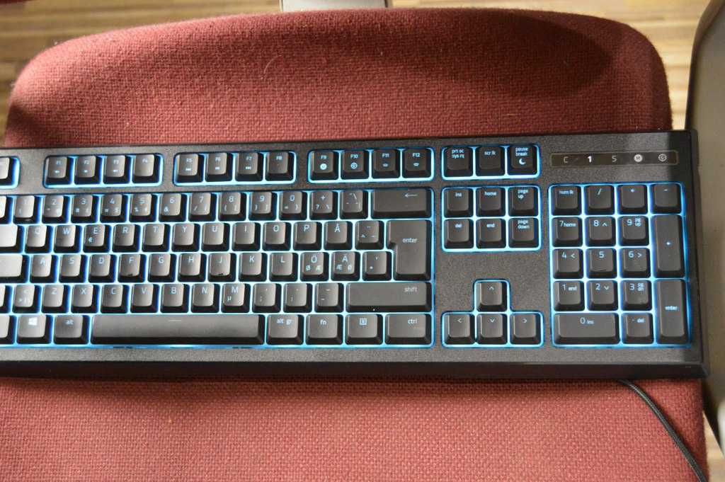 Tastatura mecanica RAZER Ornata Chroma iluminata - pentru piese