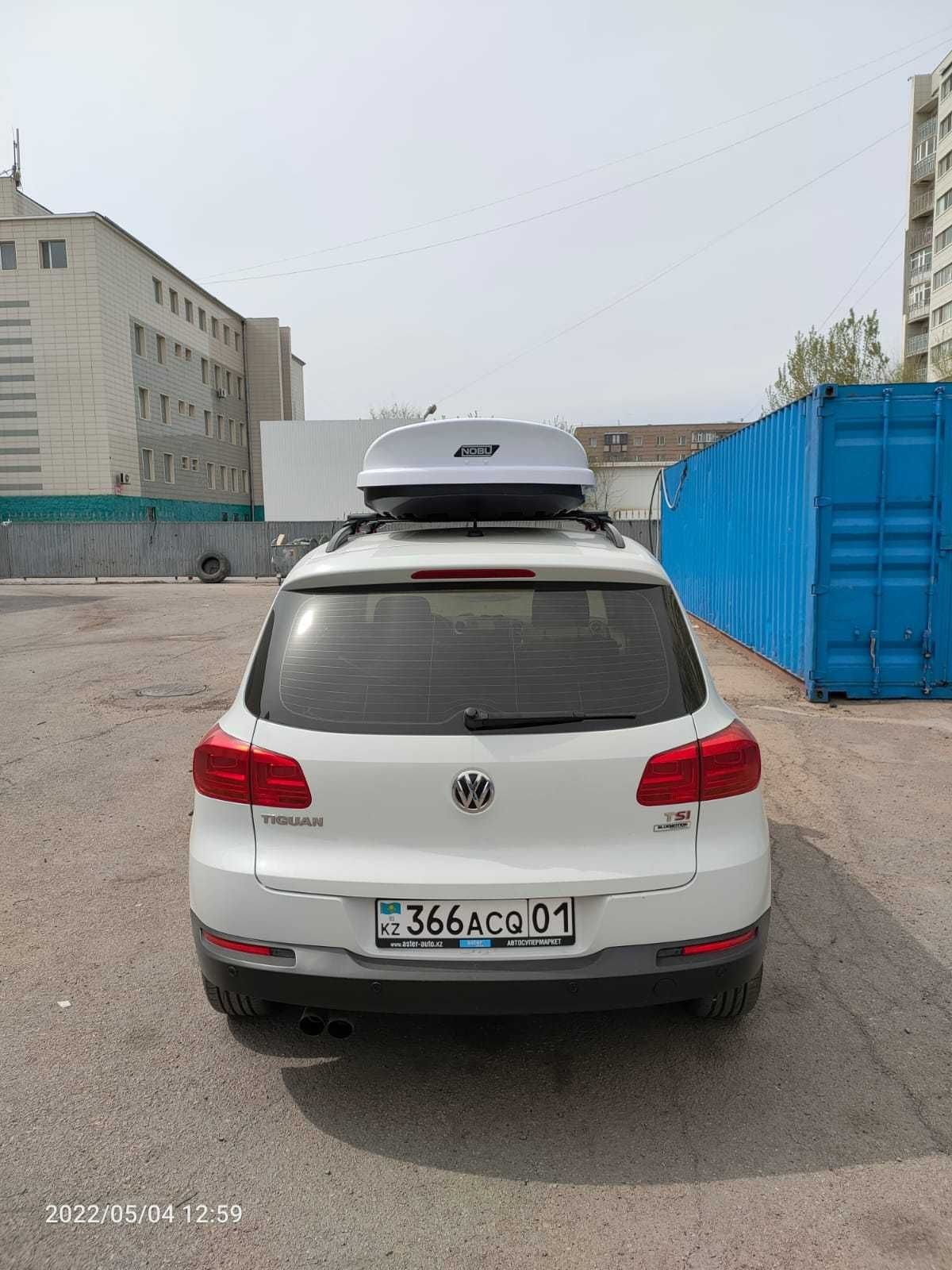 Машина Volkswagen Tiguan 2015 года