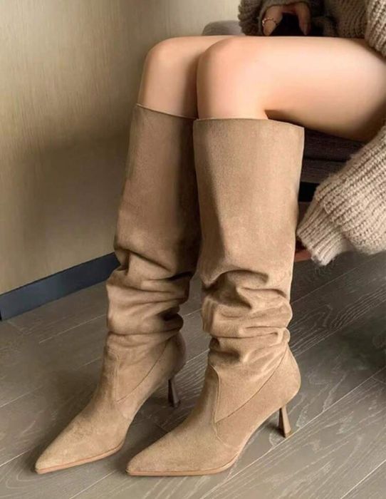 Бежави ботуши с ток