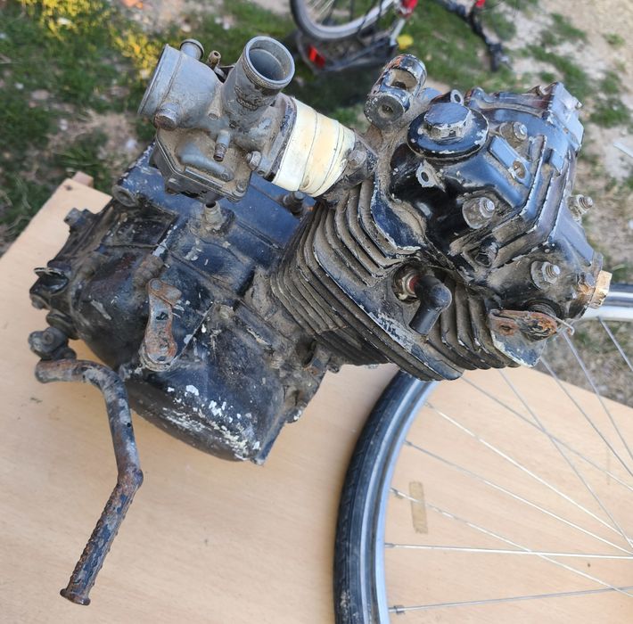 Bună! Vând motor cross Honda Rx de 195 Cm³