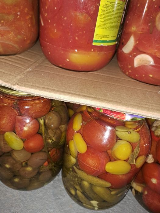 Соленные огурцы, помидоры, салаты