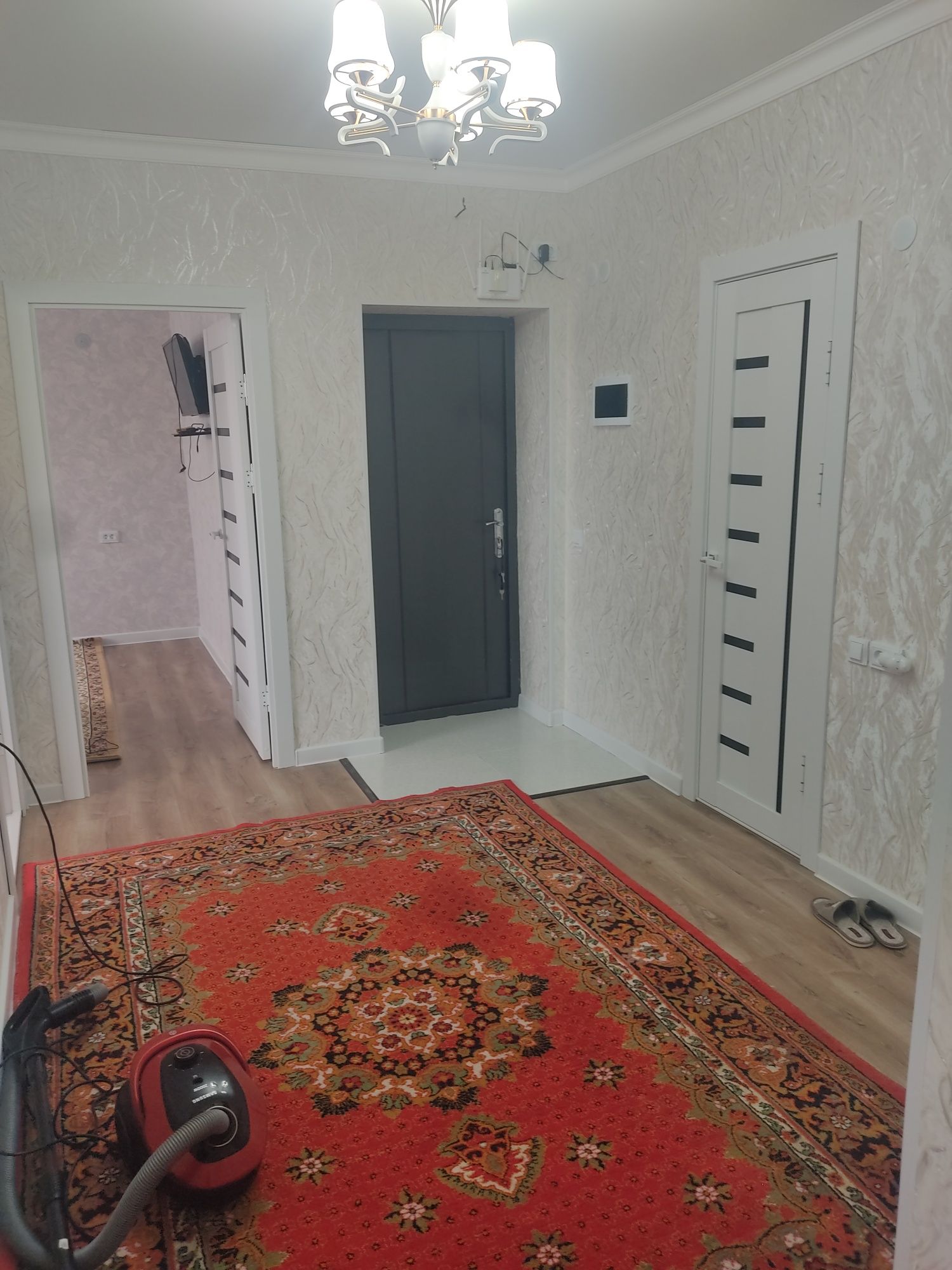 Продается квартира с лифтом в центре города Нукус 3- комнатная с евро