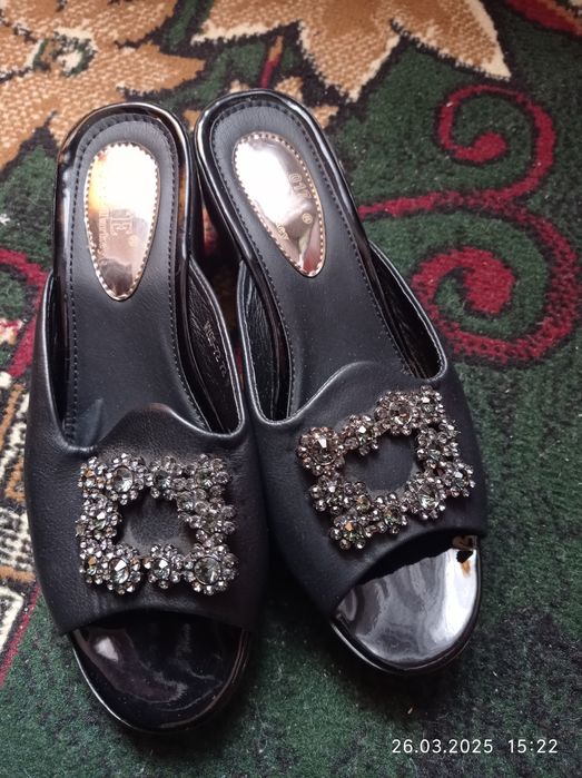 Босоножки новые 38 размер.