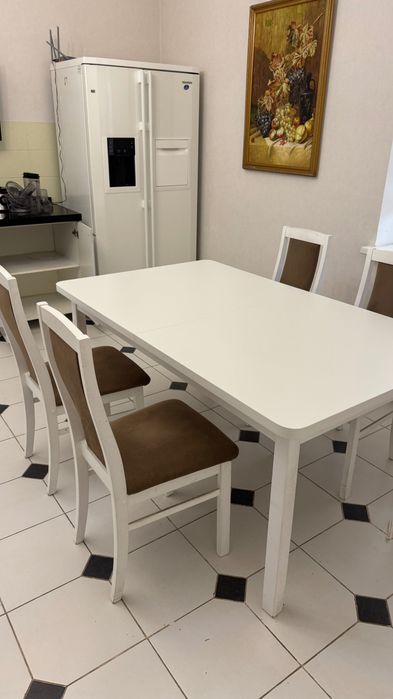 Стол и четыре стула