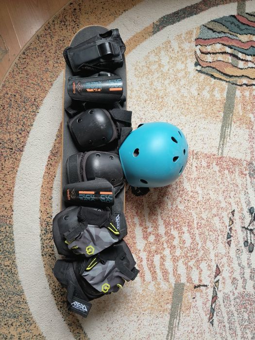 Vând skateboard+echipament special