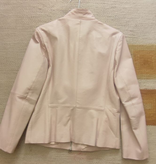 Продавам дамско кожено яке цвят пудра