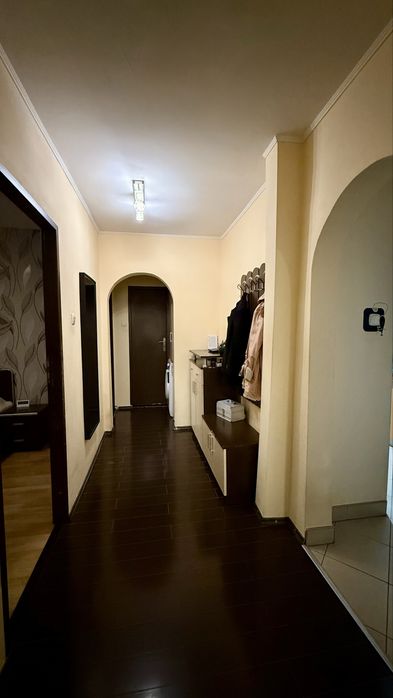 Vând apartament 3 camere - zona Dâmbu