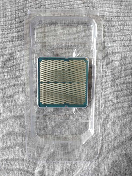 Продавам чисто нов процесор AMD Ryzen 7-9700X