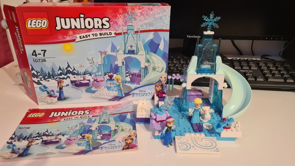 LEGO Juniors Anna si Elsa la locul de joaca 10736