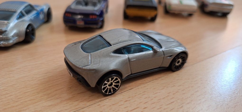 Machete 1:64 set Aston Martin, Porsche, Honda Civic, Mustang, Escort