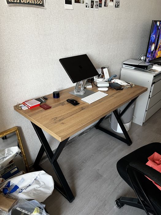 Рабочий стол и кресло