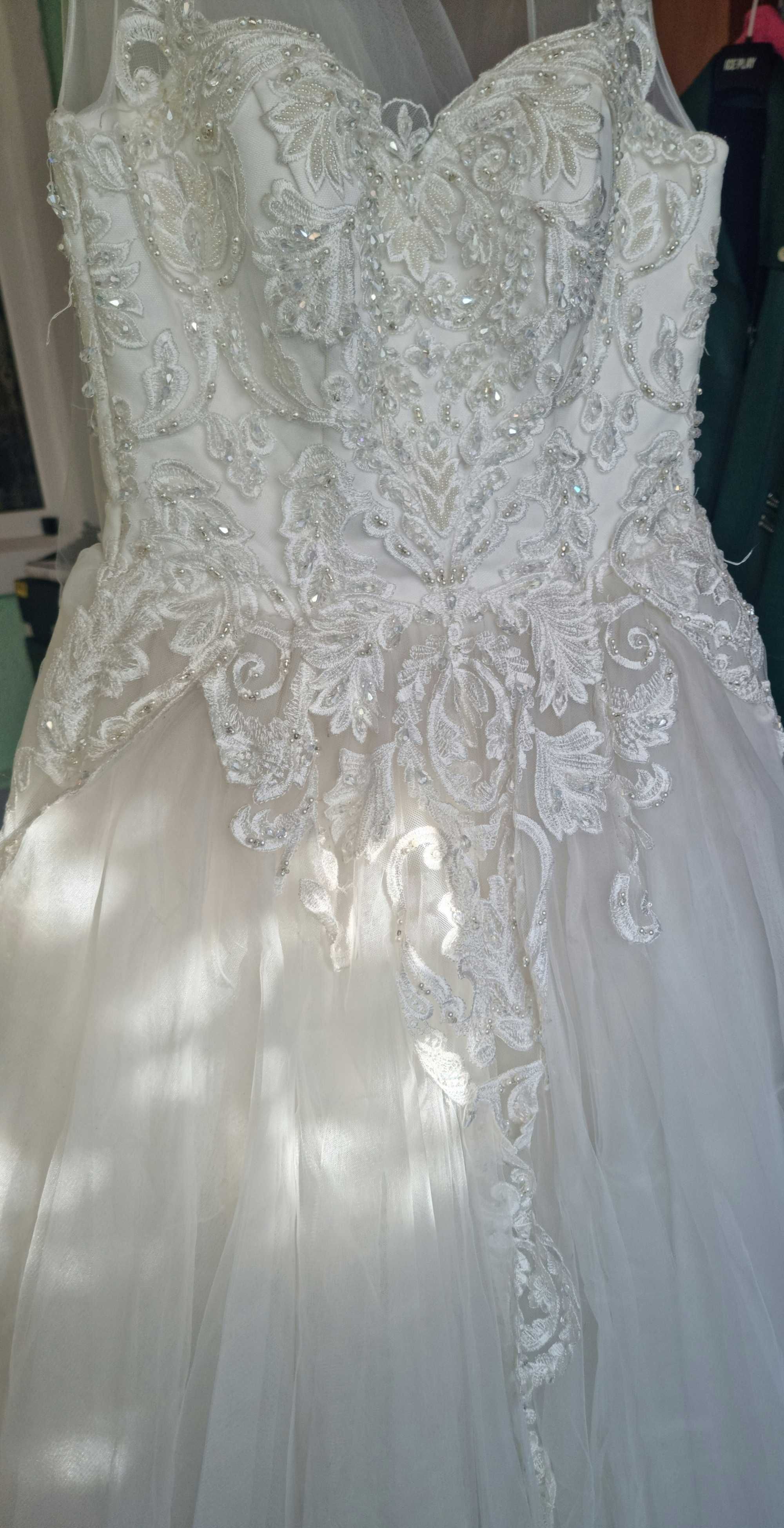 Rochie de mireasă, costum mire