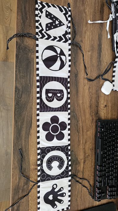 Carte senzoriala alb negru rosu bebelusi