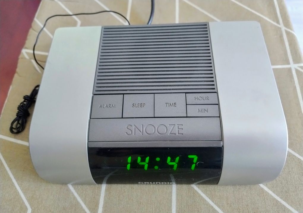 Радио-Аларма-Часовник- Будилник GRUNDIG 9v-220v.