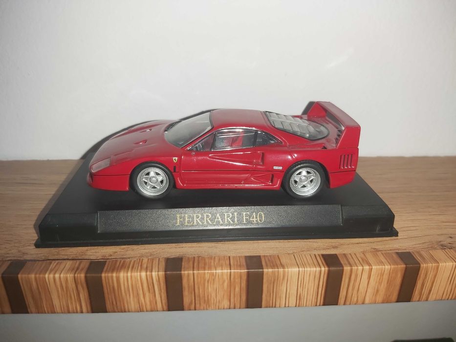 Macheta metalica 1/43 reprezentand un Ferrari F40 (obiect de colectie)