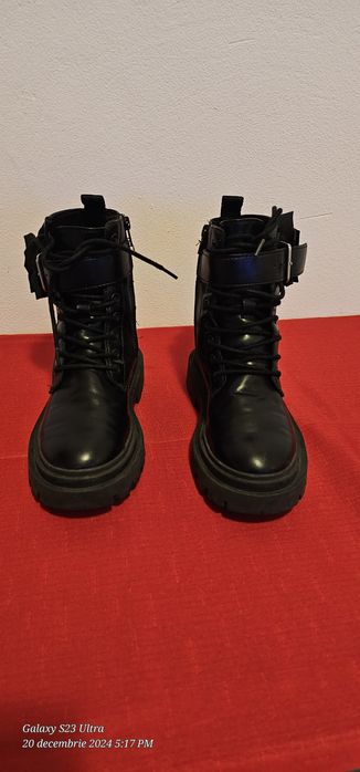 Bocanci copii fata piele de la Zara marimea 31