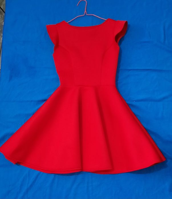 Rochie roșie, frumoasa