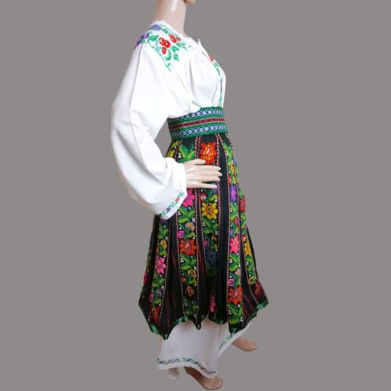 Costum popular oltenesc , port popular vechi superb M-L