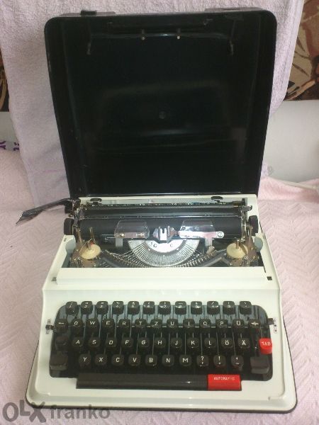пишеща машина с латински букви ELIT