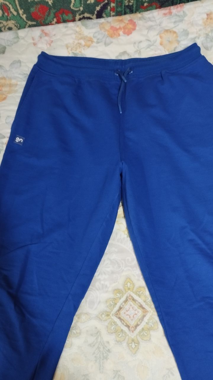 Продаются костюмы мужские спортивные.
