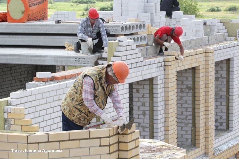 Бригада строителей каменщики штукатурщики бетонщики.