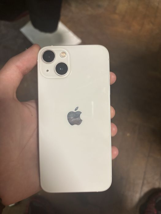 iPhone 13 сменен е задния капак.