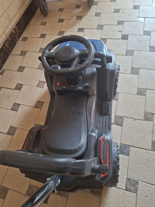 Электро машина  детская с педалями музикой  вход для Usb  и зардяка..