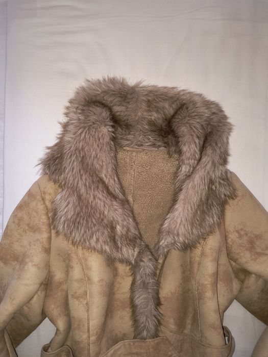 Vand o jacheta din piele ecologica cu guler din blana