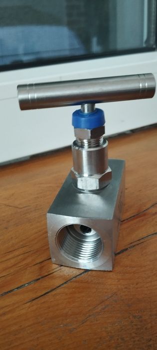 Вентиль игольчатый из нержавеющей стали.