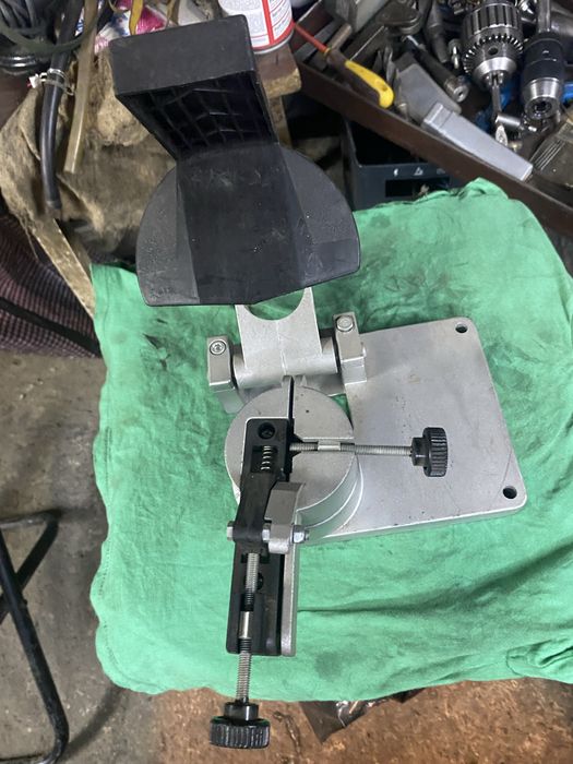 Dispozitiv pentru ascutit lanturi de drujba