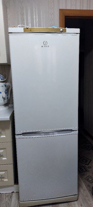 Холодильник Indesit в хорошем состоянии