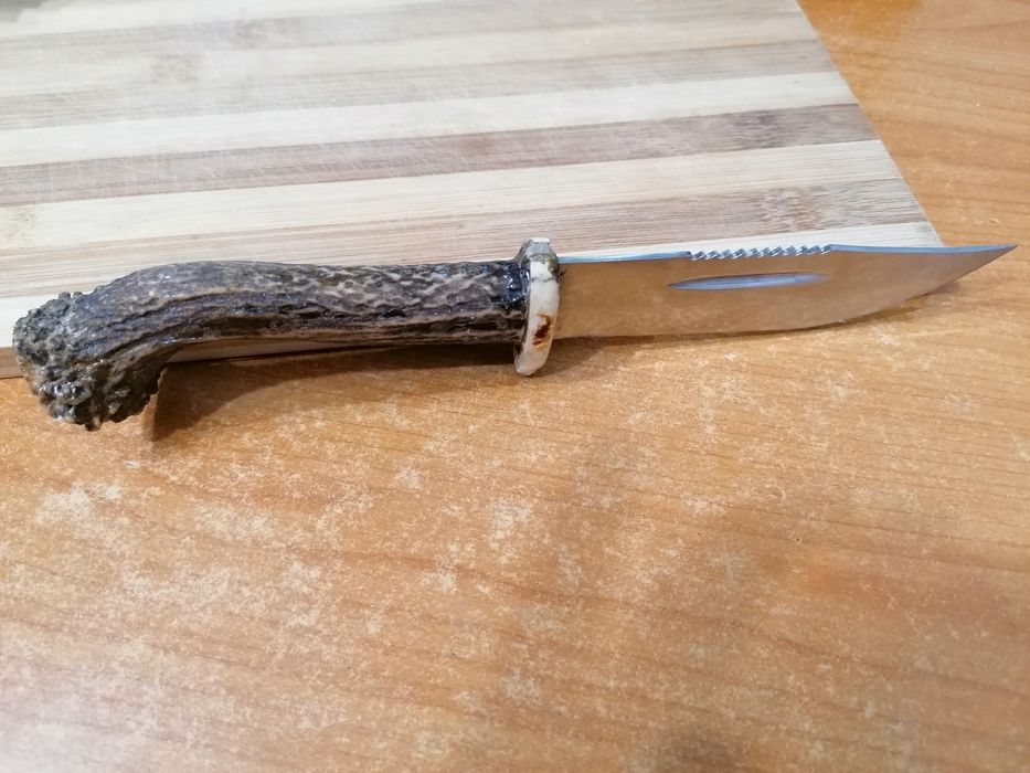 Cuțit de vânătoare vintage, mâner din corn de cerb.