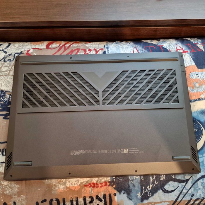 Лаптоп HP Victus 16-d1000nu цвят Mica Silver.