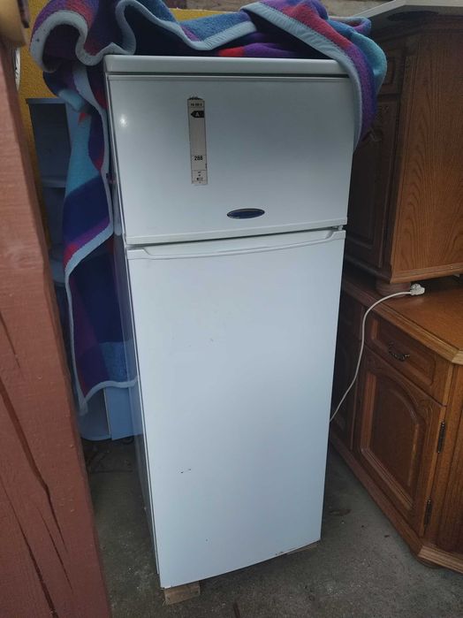 Frigider cu congelator.