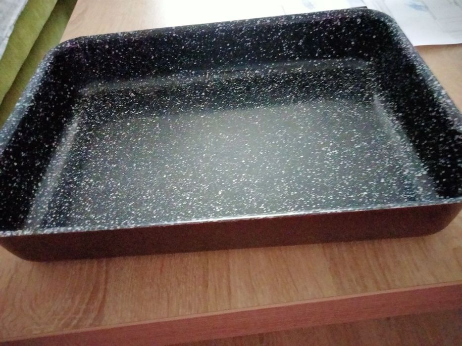 Tavă copt,fructieră mare, regulator încălzire,prosoape noi totul.