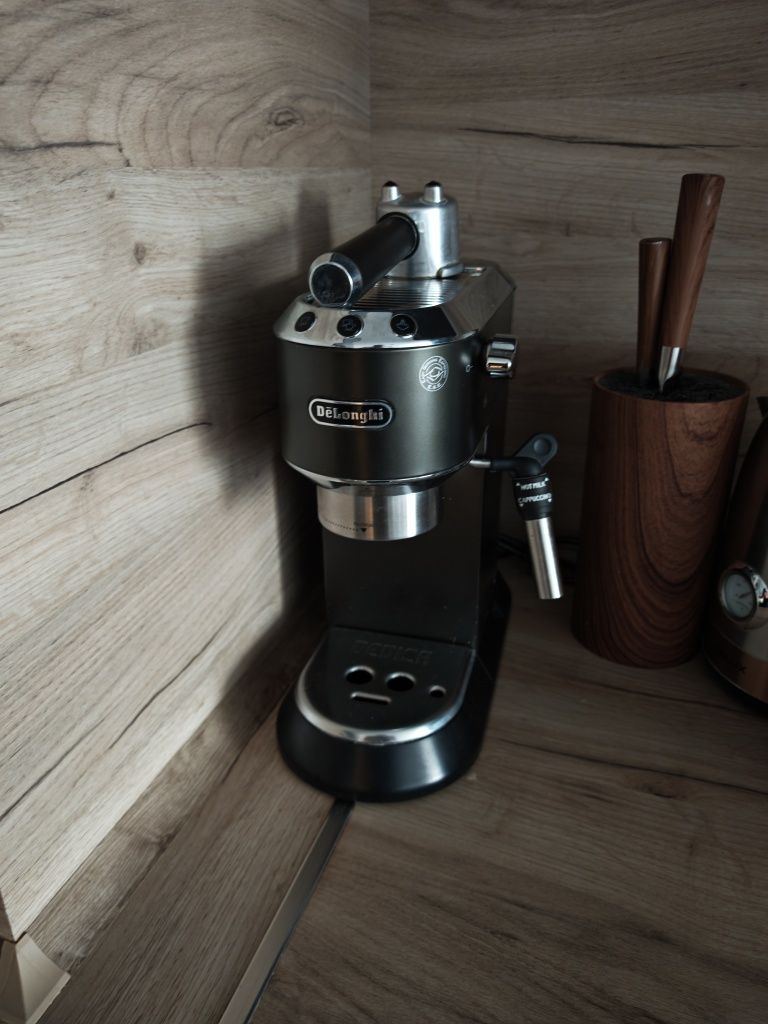Delonghi Dedica кафе машина