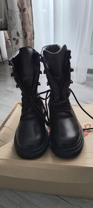 Vând două perechi de bocanci militari