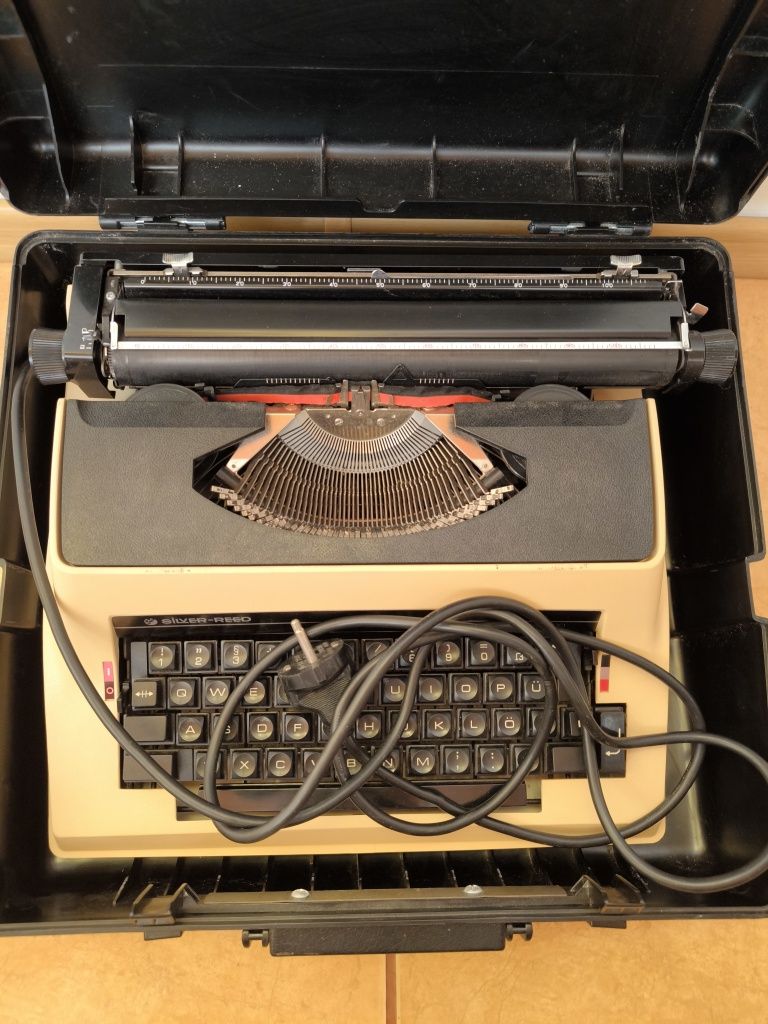 Mașină de scris Silver reed