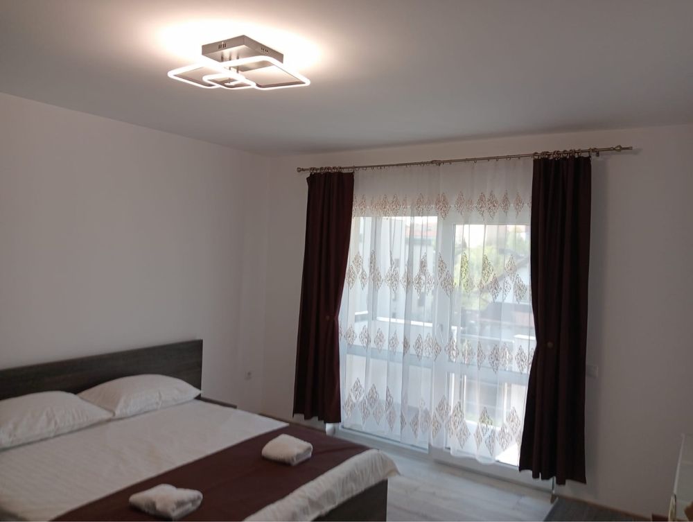 Inchirez apartament cu curte de 62 de m 3 camere 650 euro pret pe luna