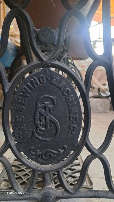 Vând masina de cusut Singer Model 15k