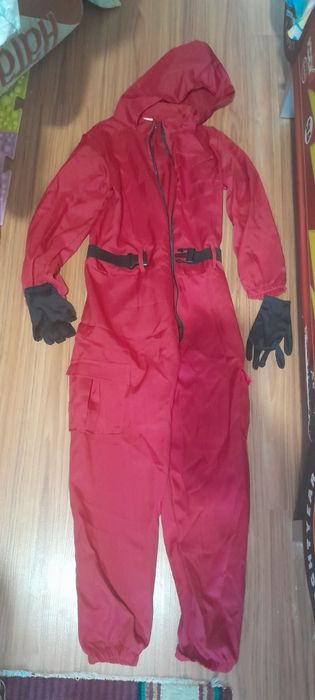 Продам костюм охранника из игры в кальмара