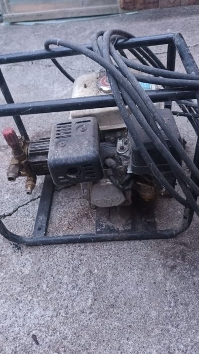 Cașer pe benzină are și recipient pentru spumă și pistol clătire