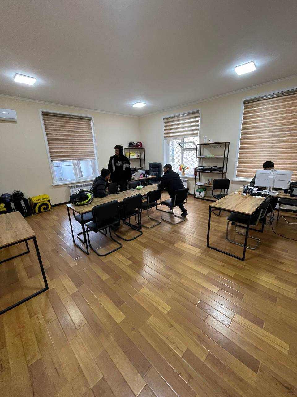 Сдается в аренду офис на первом этаже офисного здания