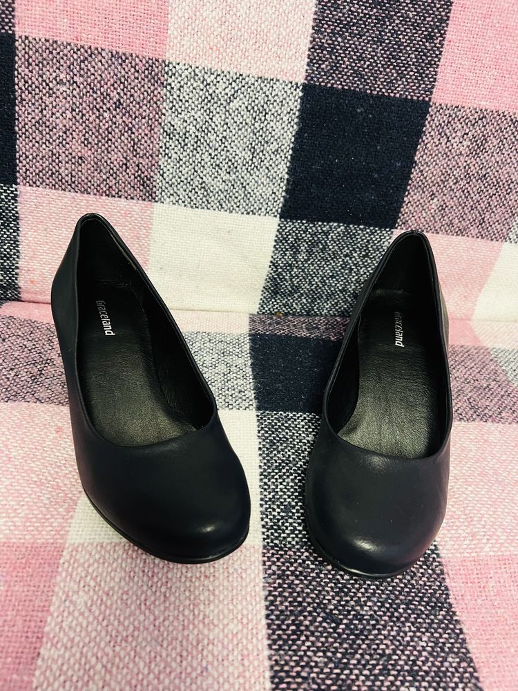 Sandale negre si pantofi