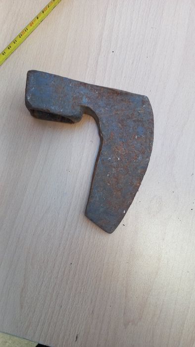 Стара брадва вижда се някаква маркировка