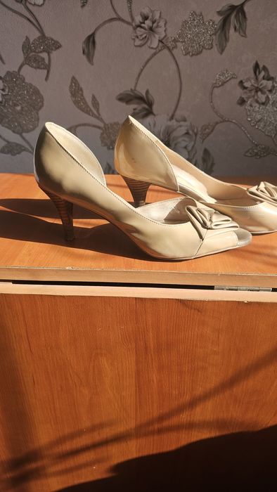 Продам туфли  женский б. У хорошем состояние  , продаю уже кобулок не