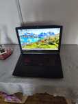 Laptop gaming cu ecran de 17"