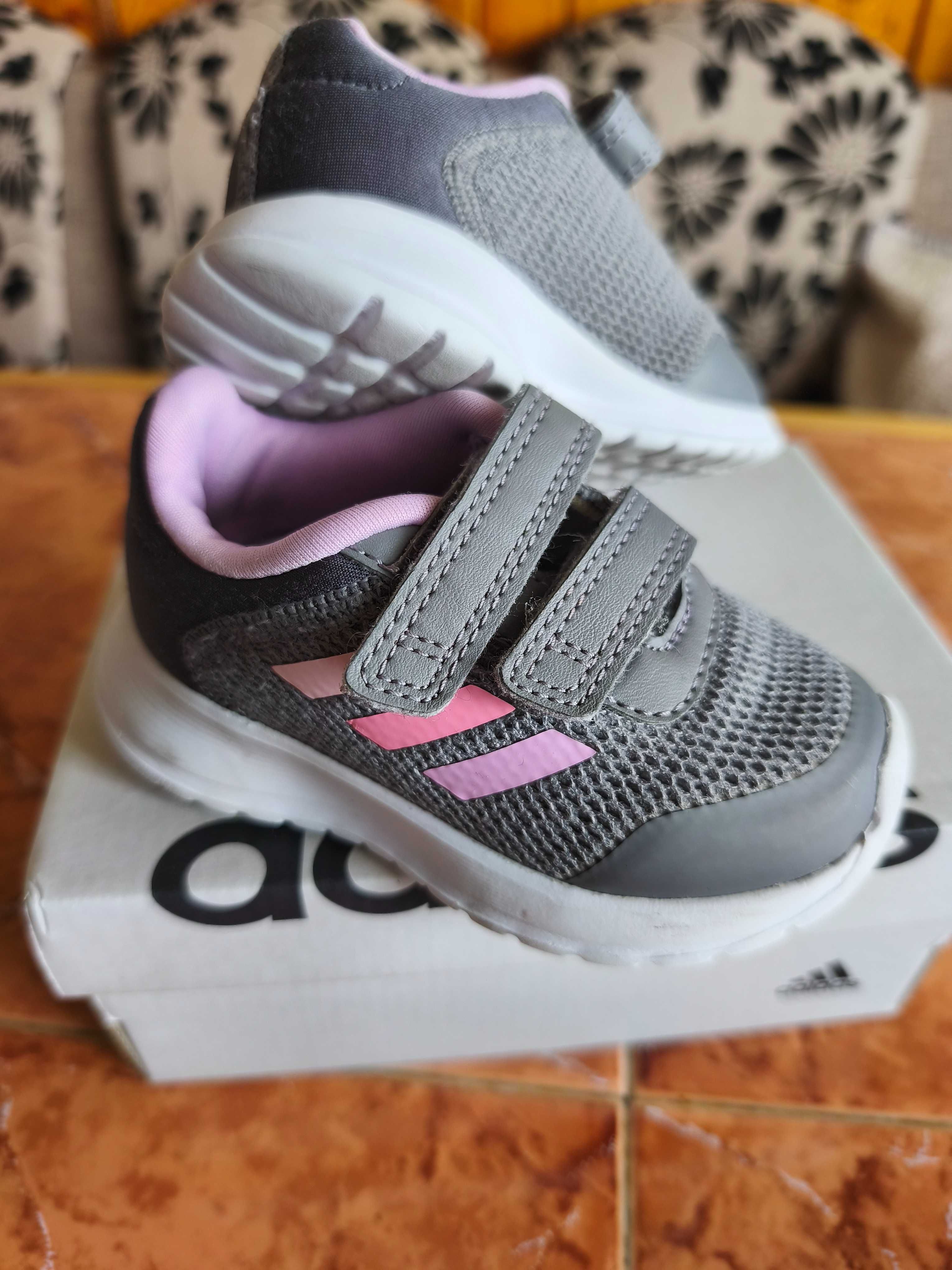 Маратонки Adidas за момиченце, размер 20