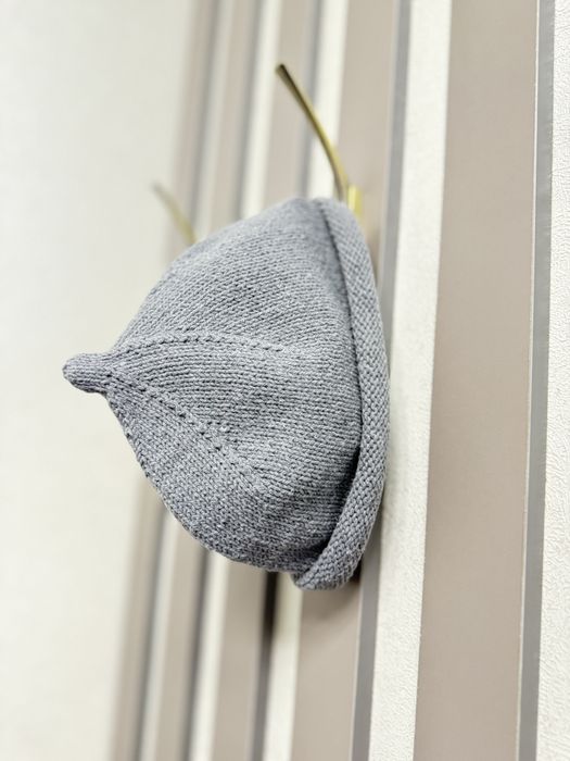 Модная шапка с пипкой ручной работы